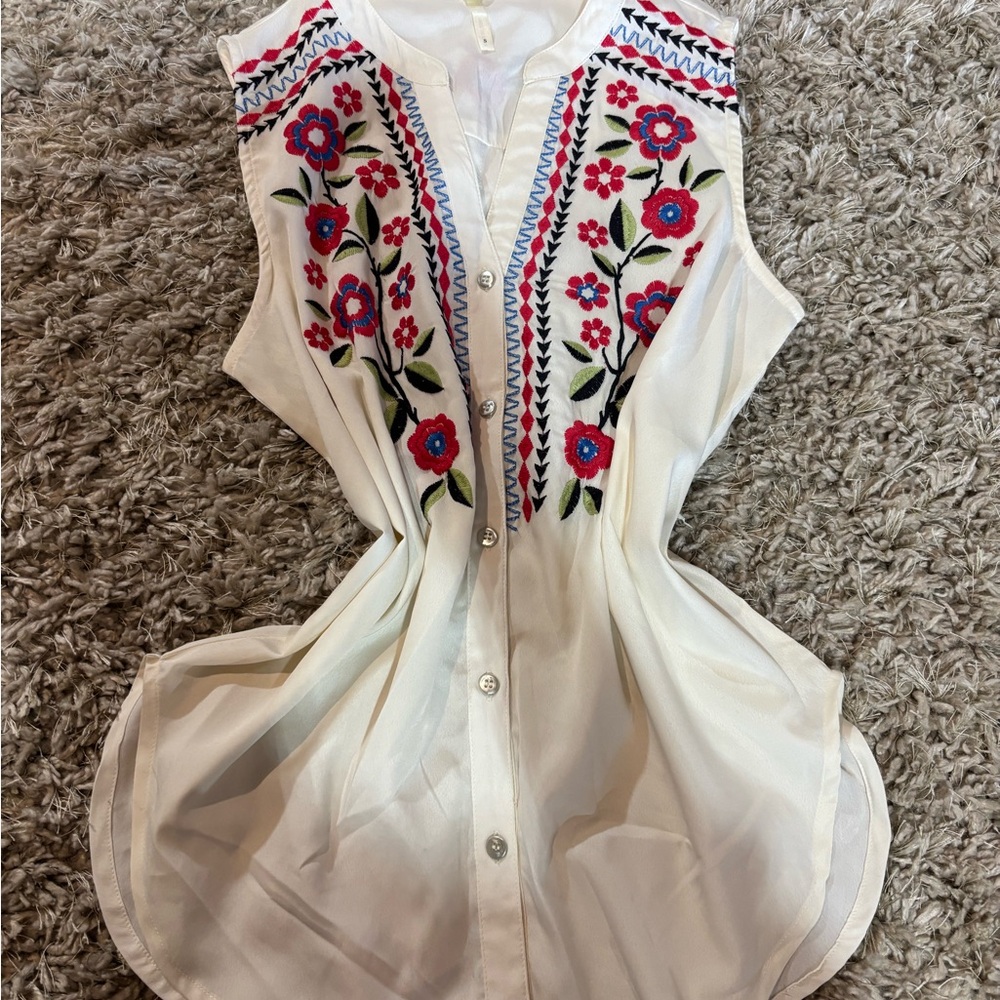 Roper White Embellished Sleeveless V-Neck Blouse